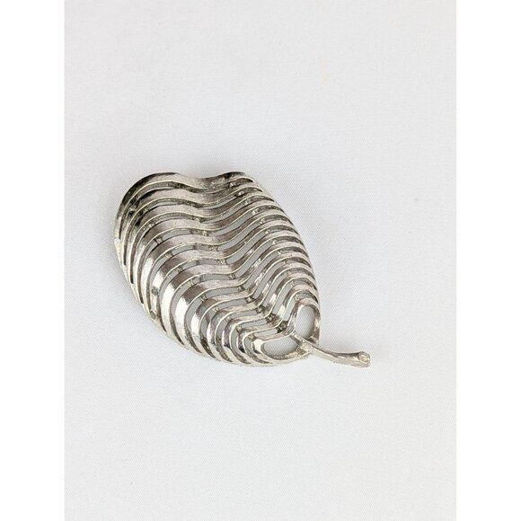 Vintage Silver Leaf or Pear Brooch Wavy Silver Metal Pin Mid-Century MCM Estate - Picture 2 of 8